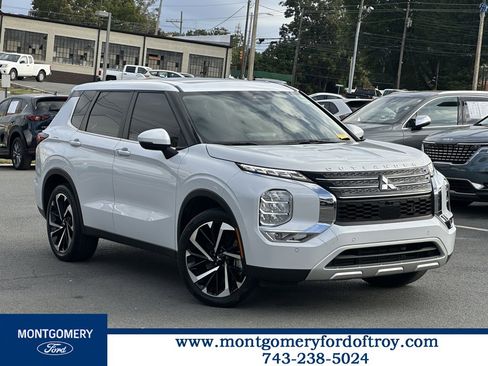 Used 2023 Mitsubishi Outlander SE image 1