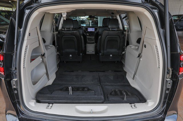 Used 2023 Chrysler Pacifica Touring-L FWD image 31