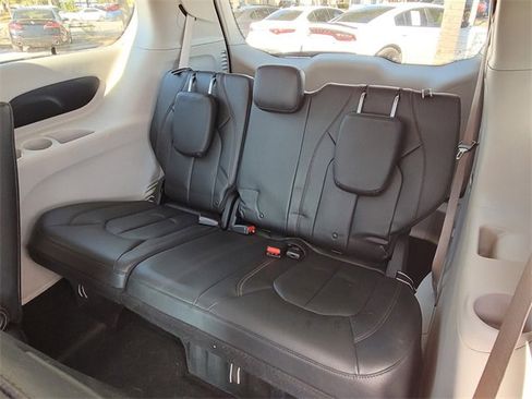Certified 2018 Chrysler Pacifica Touring-L image 16