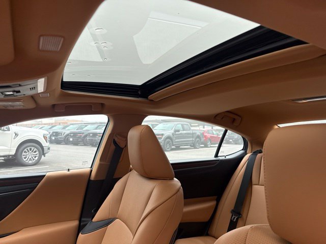Used 2025 Lexus ES 300h w/ Premium Package FWD image 10