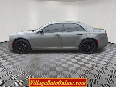 Used 2018 Chrysler 300 Touring w/ Sport Appearance Package image 9