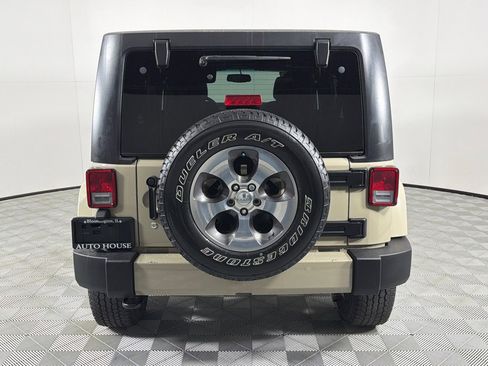 Used 2017 Jeep Wrangler Unlimited Sahara w/ Connectivity Group AWD/4WD image 6