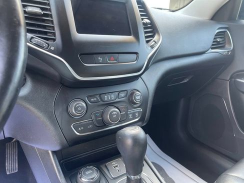 Used 2019 Jeep Cherokee Latitude Plus w/ Cold Weather Group AWD/4WD image 16