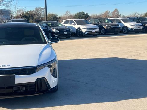 Used 2025 Kia K4 GT-Line Turbo image 3