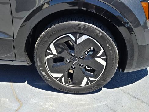 Certified 2024 Kia Niro Wind w/ Wind Preserve Package FWD image 9