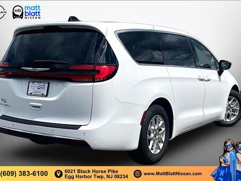 Used 2024 Chrysler Pacifica Touring-L FWD image 12