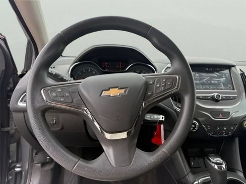 Used 2018 Chevrolet Cruze LT FWD image 9