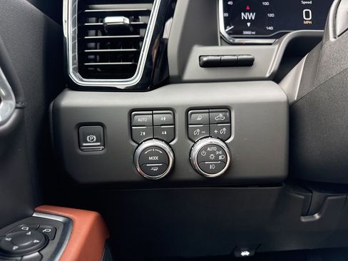Used 2025 GMC Sierra 2500 Denali Ultimate image 26