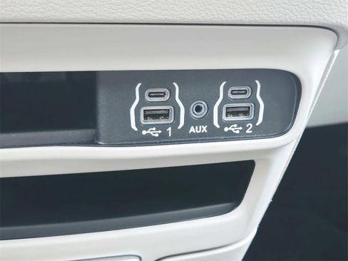 Used 2024 Chrysler Pacifica Touring-L image 32