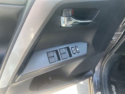 Used 2018 Toyota RAV4 XLE AWD/4WD image 19