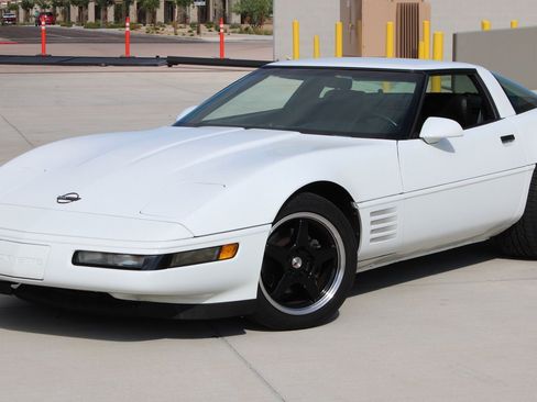 Used 1992 Chevrolet Corvette Coupe RWD image 3