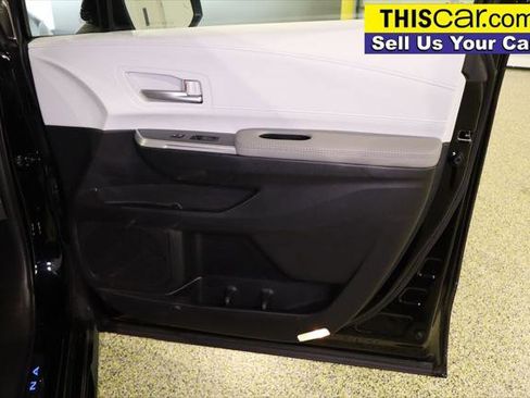 Used 2025 Toyota Sienna XLE image 35