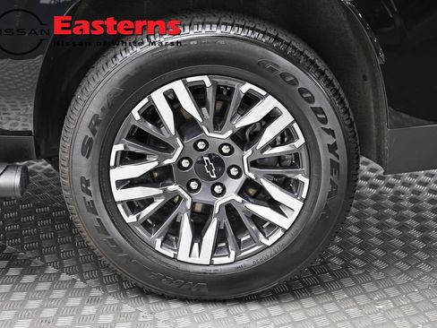 Used 2025 Chevrolet Suburban Z71 AWD/4WD image 8