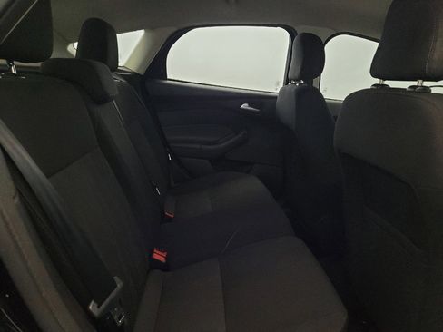 Used 2018 Ford Focus SE w/ Cold Weather Package FWD image 19