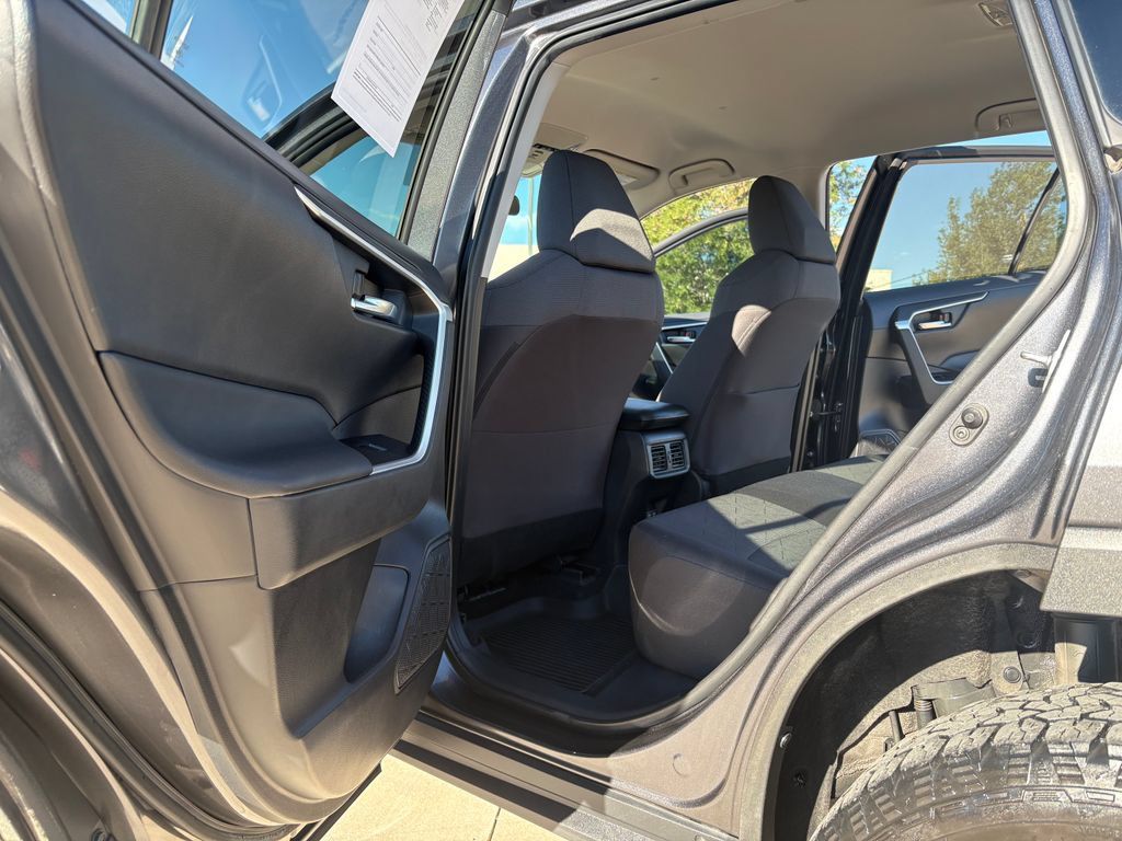 Used 2021 Toyota RAV4 XLE AWD/4WD image 8