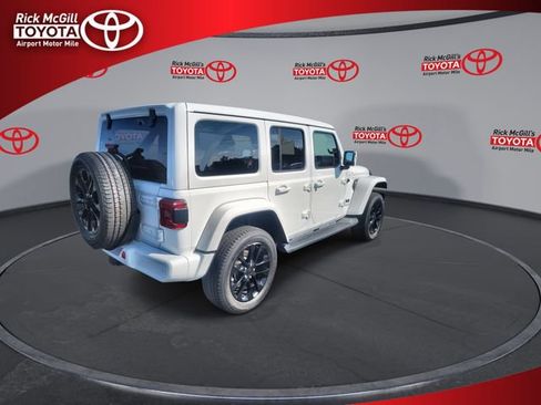Used 2022 Jeep Wrangler Unlimited Sahara AWD/4WD image 8