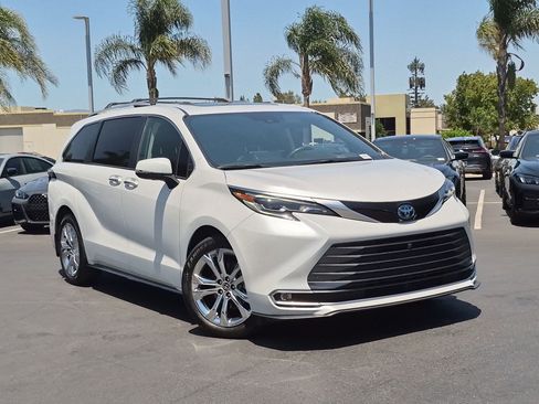 Used 2024 Toyota Sienna Platinum FWD image 2