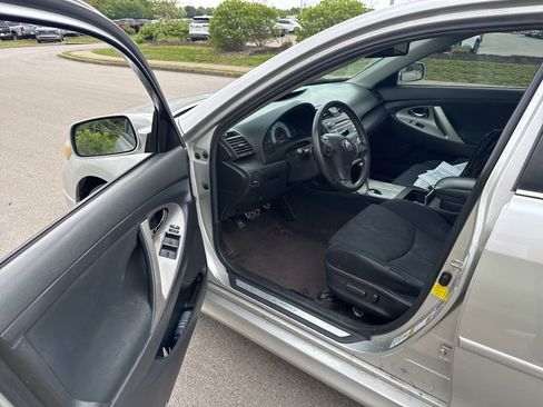 Used 2011 Toyota Camry SE w/ SE Extra-Value Pkg #1 FWD image 5