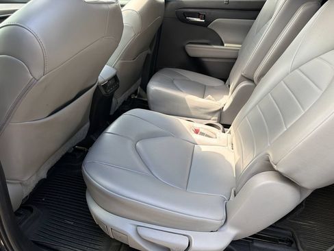 Used 2023 Toyota Highlander XLE FWD image 21