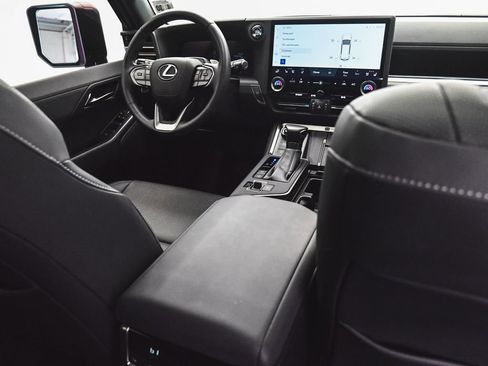 Used 2025 Lexus GX 550 w/ Accessory Package (2T) AWD/4WD image 31