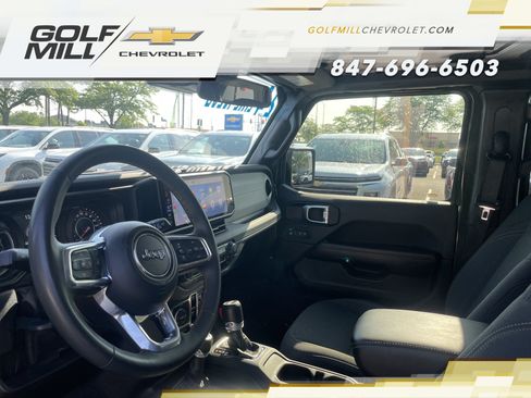 Used 2024 Jeep Wrangler Unlimited Sahara AWD/4WD image 14