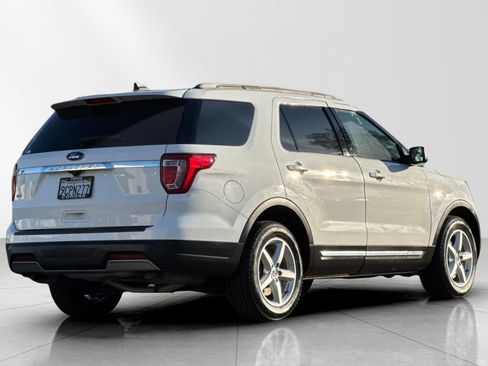 Used 2019 Ford Explorer XLT image 3
