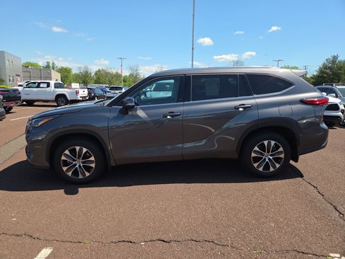 Used 2021 Toyota Highlander XLE AWD/4WD image 6