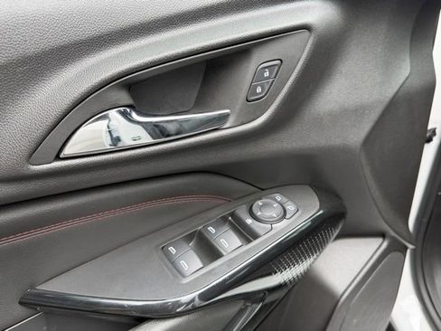 Used 2025 Chevrolet Trax RS w/ Sunroof Package FWD image 18