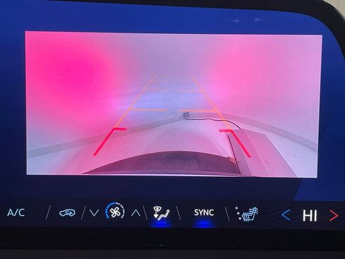 Used 2025 Chevrolet Traverse LT image 4