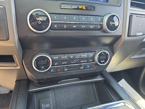 Used 2021 Ford Expedition XLT image 23