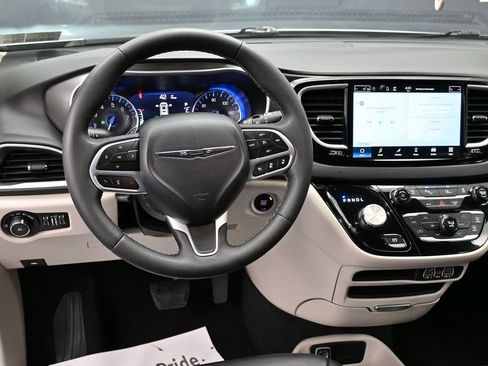 Used 2024 Chrysler Pacifica Touring-L image 30