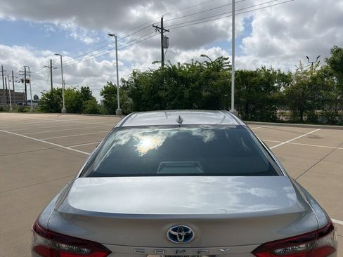 Used 2021 Toyota Camry LE FWD image 4