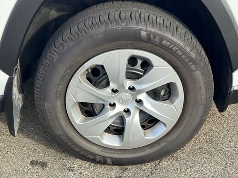 Used 2022 Toyota RAV4 LE AWD/4WD image 18