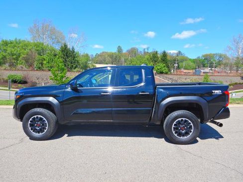 Used 2025 Toyota Tacoma TRD Off-Road AWD/4WD image 11