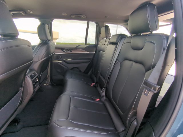 New 2027 Jeep Grand Cherokee Limited RWD image 16