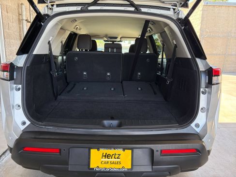 Used 2025 Nissan Pathfinder SV FWD image 33