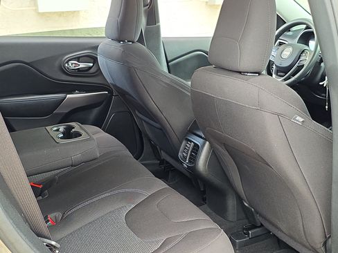 Used 2019 Jeep Cherokee Latitude w/ Popular Appearance Group AWD/4WD image 25
