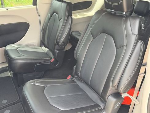 Used 2023 Chrysler Pacifica Touring-L FWD image 13