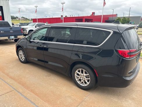 Used 2024 Chrysler Pacifica Touring-L FWD image 2