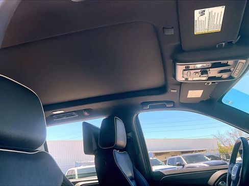 Used 2021 GMC Yukon SLT w/ SLT Premium Package image 14