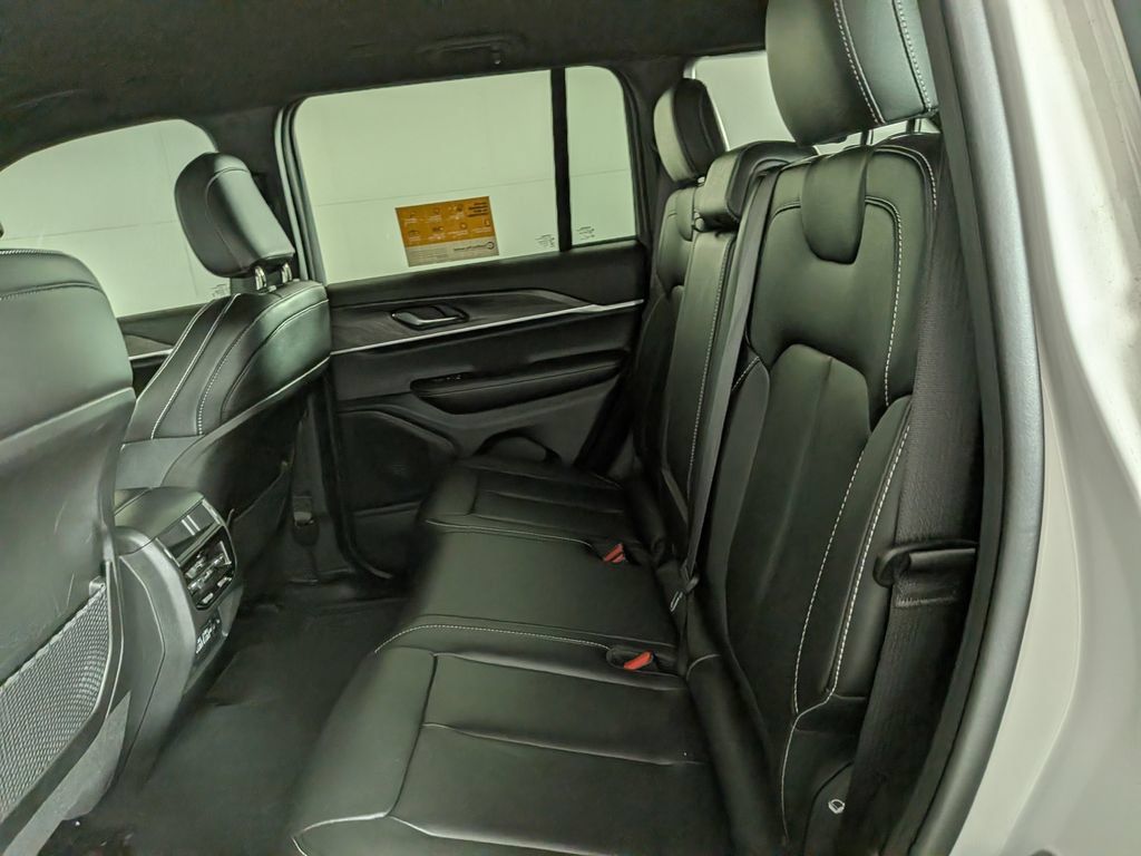 Certified 2025 Jeep Grand Cherokee Limited AWD/4WD image 32