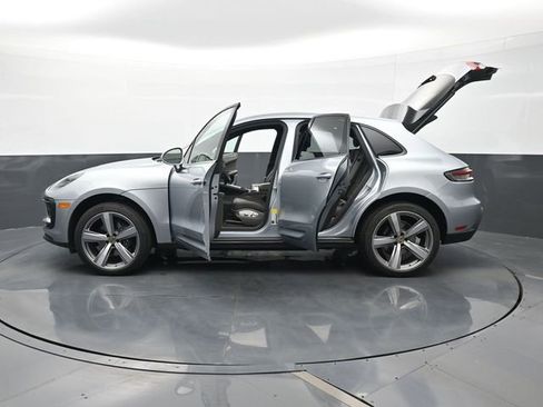 Certified 2025 Porsche Macan AWD/4WD image 30