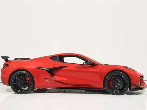 Used 2023 Chevrolet Corvette Z06 w/ Z07 Performance Package RWD image 12