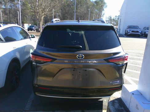Used 2023 Toyota Sienna Platinum image 8