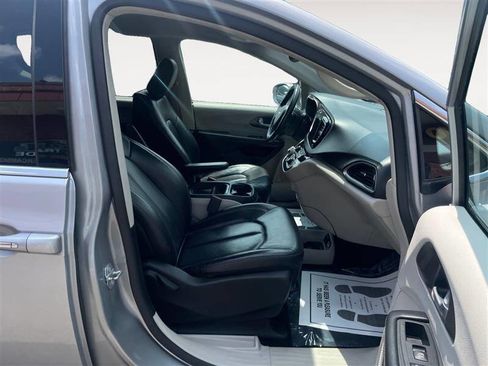 Used 2018 Chrysler Pacifica Touring-L image 15