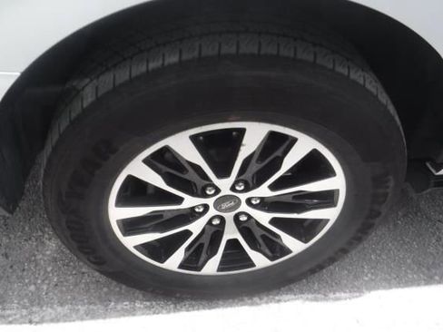 Used 2025 Ford Expedition Max Platinum AWD/4WD image 3