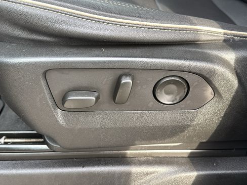 Used 2023 GMC Yukon SLT w/ SLT Luxury Package image 14