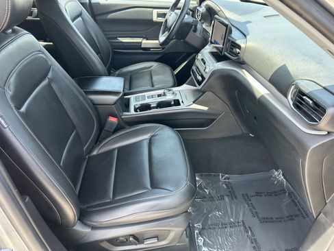 Used 2023 Ford Explorer XLT w/ Equipment Group 202A RWD image 9