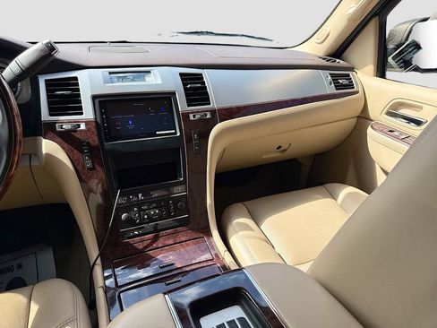Used 2014 Cadillac Escalade Luxury AWD/4WD image 28