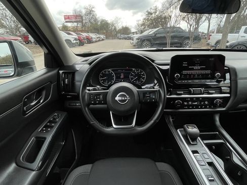 Used 2025 Nissan Pathfinder SV image 11